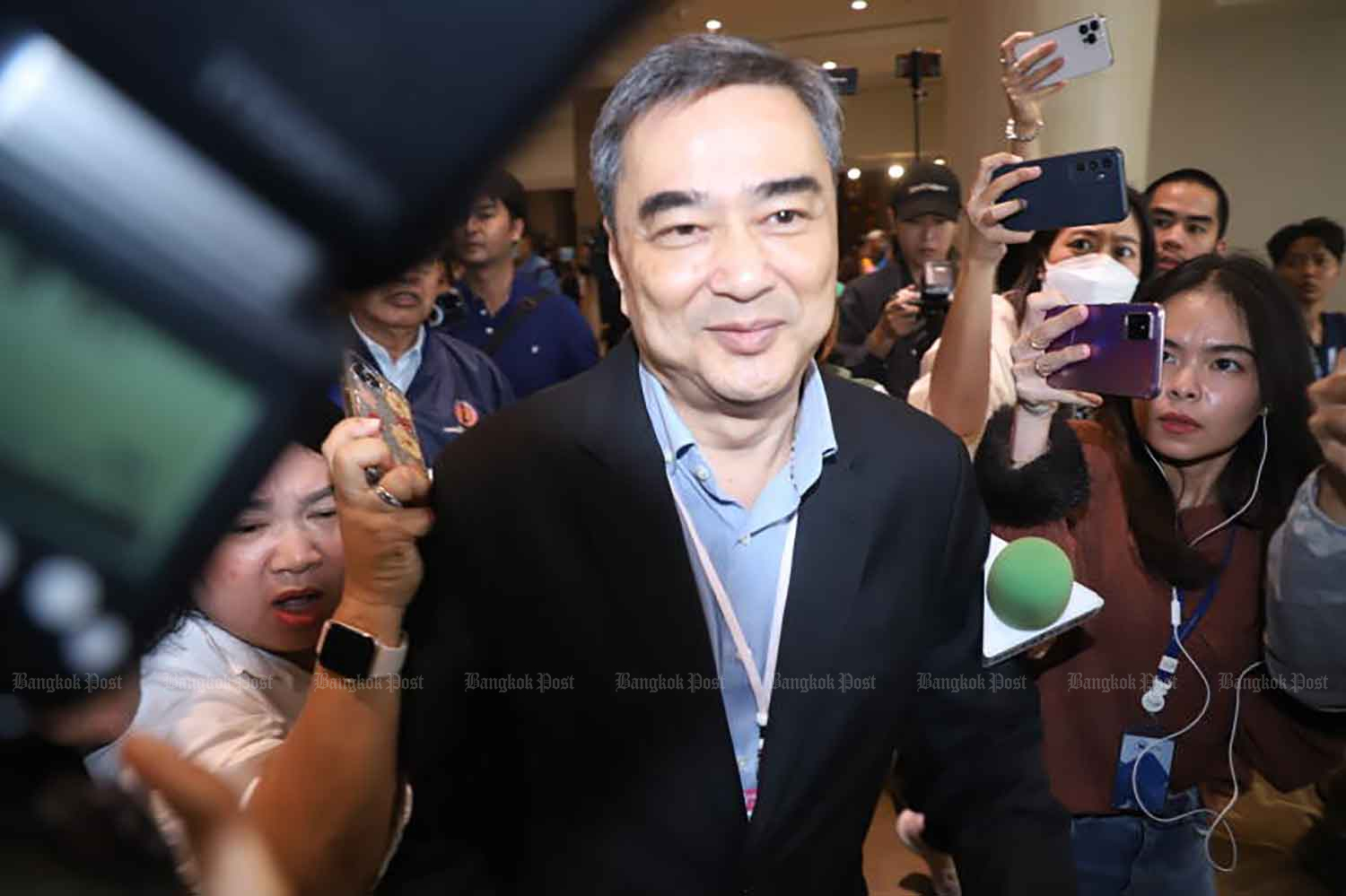 Abhisit va peser sur le projet de loi sur les casinos