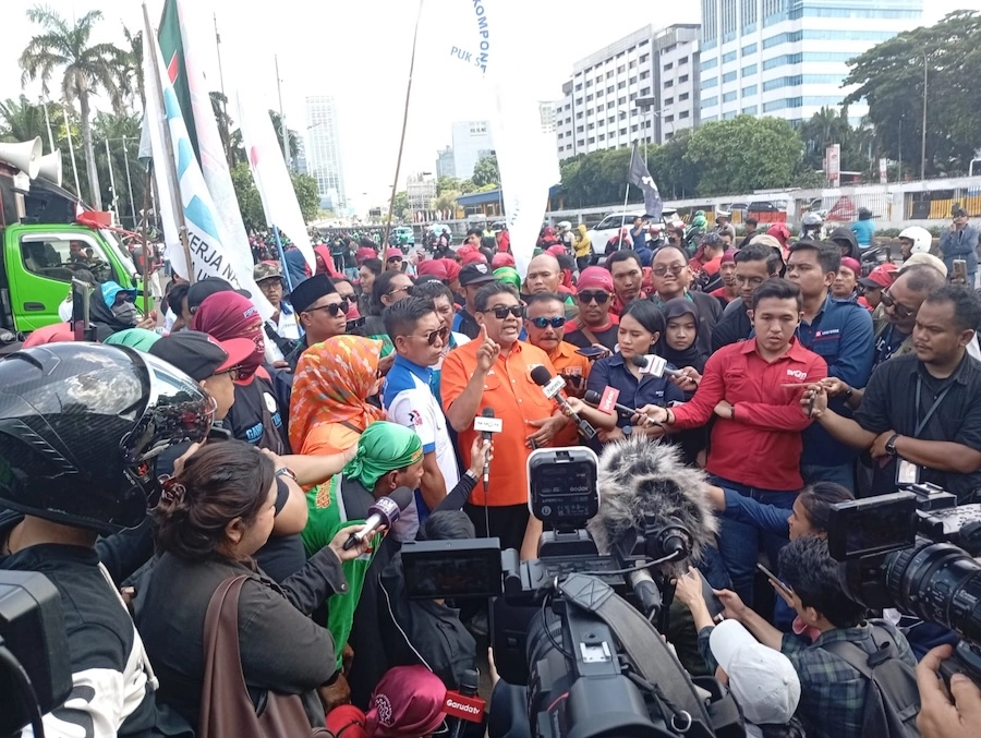 INDONÉSIE – MANIFESTATION : Des milliers de travailleurs protestent à Jakarta pour de meilleurs salaires et une réforme du droit du travail