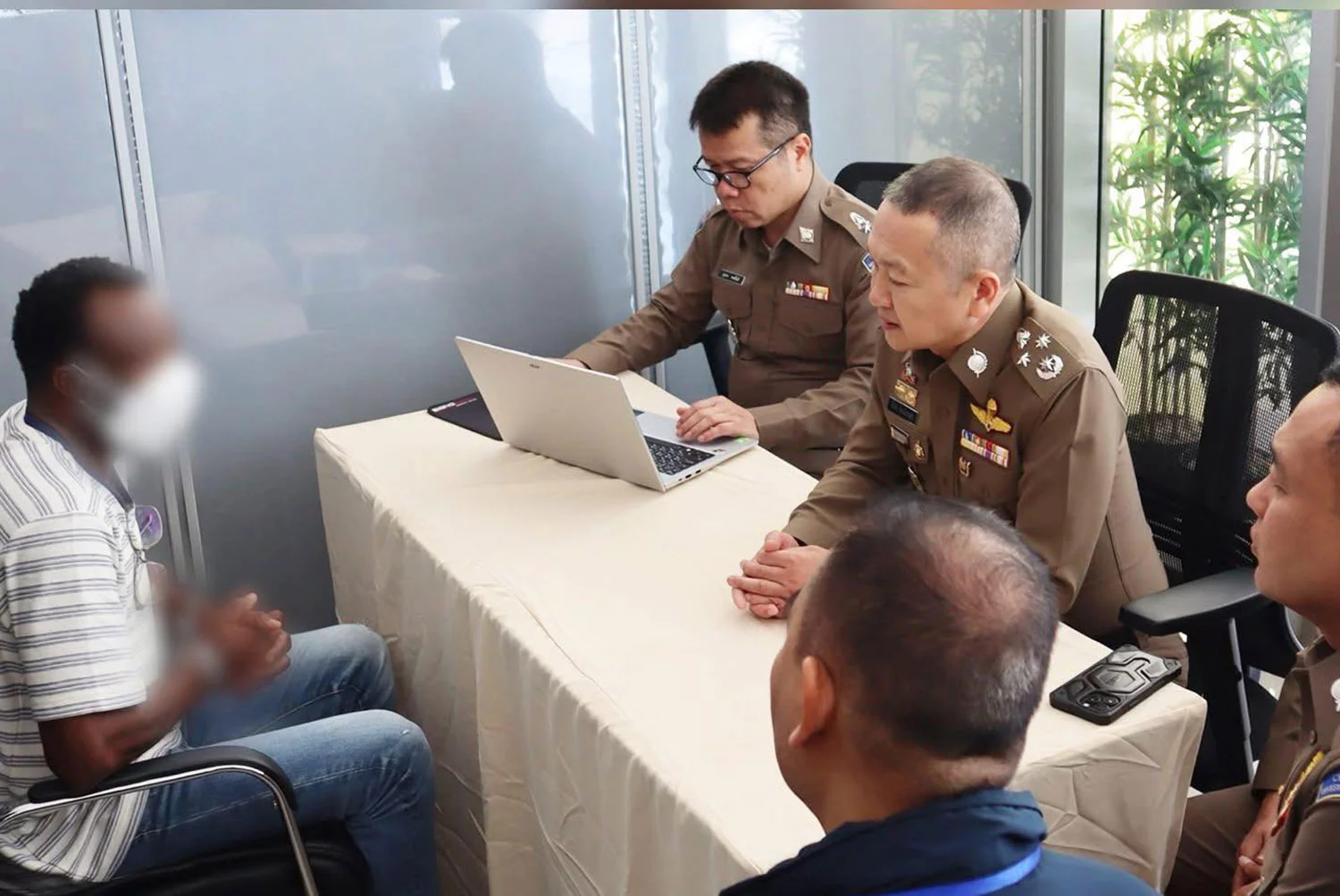 Six membres d'un gang frauduleux thaïlo-africain arrêtés pour avoir escroué une entreprise japonaise pour 2,28 millions de yens.