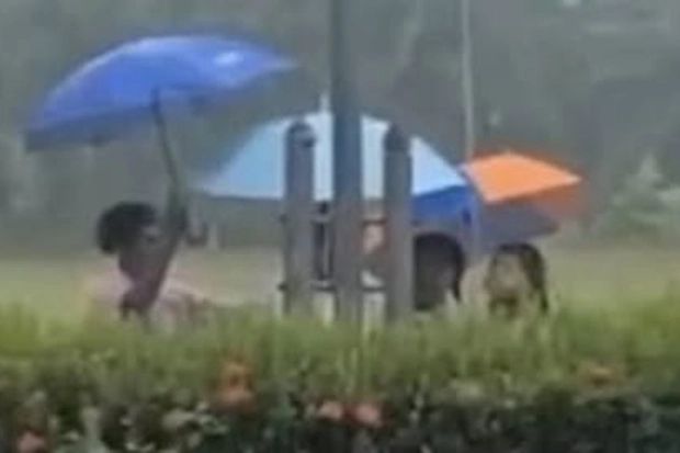 Directeur de l'école transféré pendant la tempête du hissage de drapeau