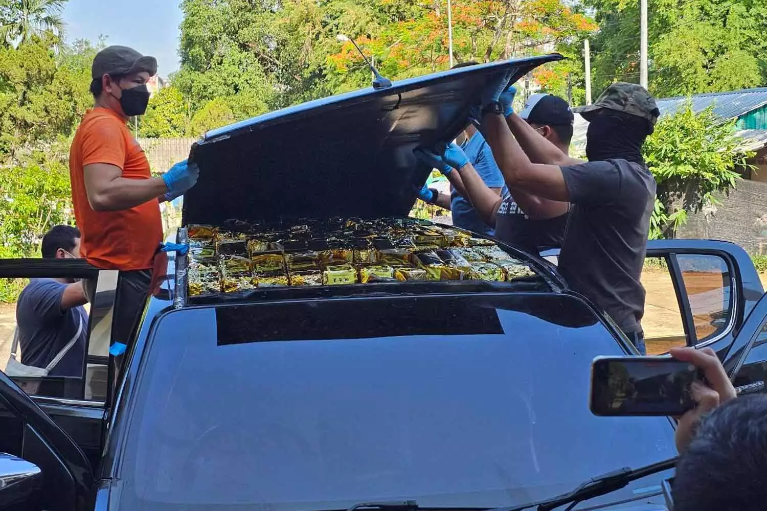 100kg de drogue découvertes cachées sur le toit d'une voiture à la frontière.
