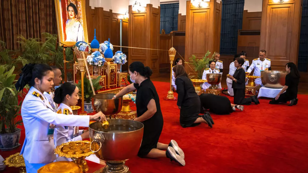 La Thaïlande entame une année de deuil après la mort de la reine mère Sirikit