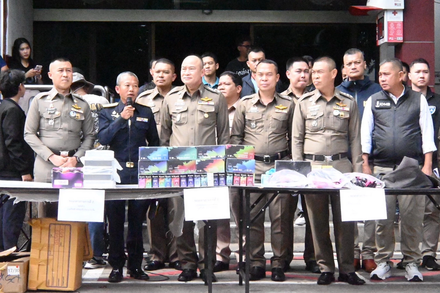 Police arrêtent le chef d'une bande impliquée dans un hold-up mortel de cigarettes électroniques au port de Bangkok.