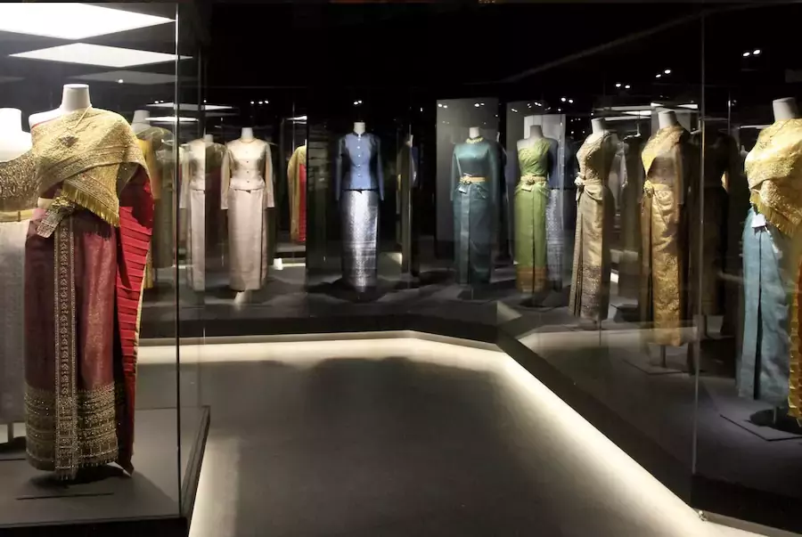 THAÏLANDE – CULTURE : La mode thaïlandaise rayonne à Paris avec l’exposition « La Mode en Majesté »