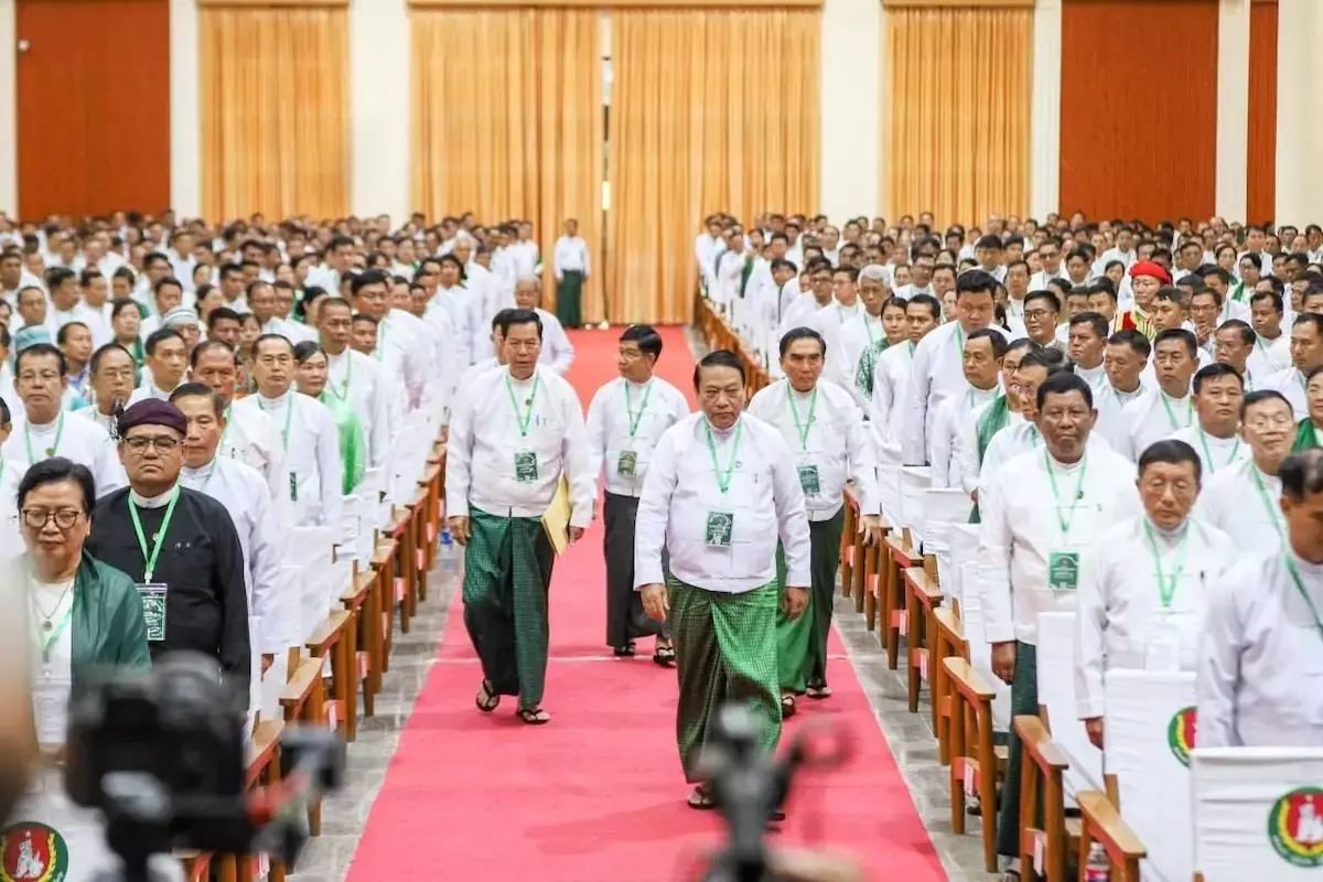 BIRMANIE – DÉFENSE : L’armée résiste à la tutelle de Min Aung Hlaing