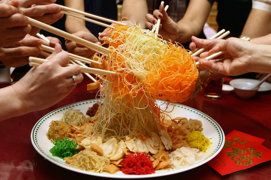 ASIE DU SUD-EST – CHRONIQUE : Yu Sheng, la salade porte-bonheur du Nouvel An lunaire