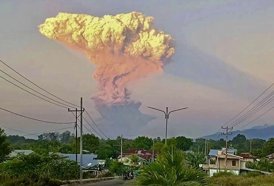 INDONÉSIE – TOURISME : Le volcan Lewotobi Laki Laki entre en éruption, vols annulés vers Bali