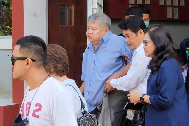 Premchai déclare aux policiers au sujet de l'effondrement d'une tour à Bangkok