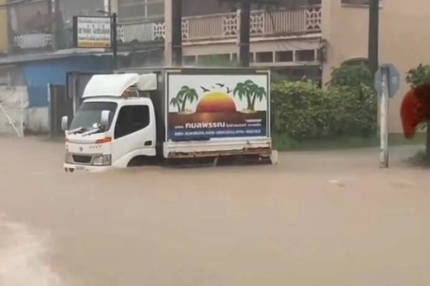 La pluie bat sur Phuket, alerte à la hausse des eaux.