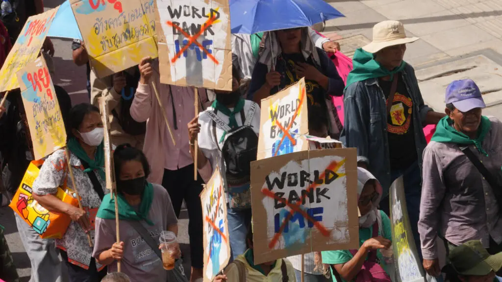 Thaïlande: à Bangkok, des manifestants dans la rue contre le FMI et la Banque mondiale