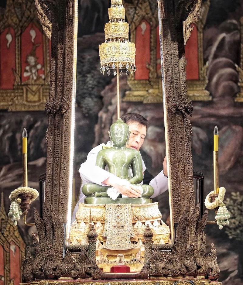 THAÏLANDE – MONARCHIE : Cérémonie du changement de parure du Bouddha d’Émeraude