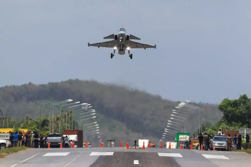 L'armée de l'air thaïlandaise envisage d'acquérir 12 avions Gripen.