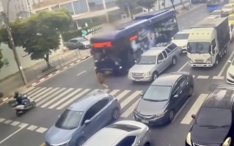 BANGKOK – SOCIÉTÉ : Une étudiante percutée par un bus sur un passage piéton