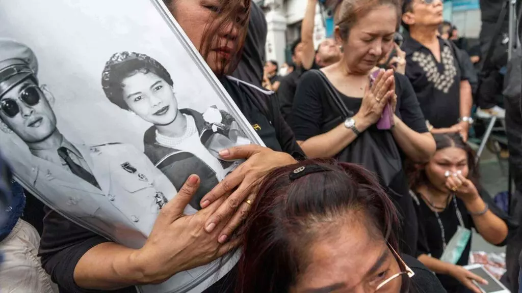 Thaïlande: les boutiques textiles s'adaptent au deuil national après la mort de la reine mère Sirikit