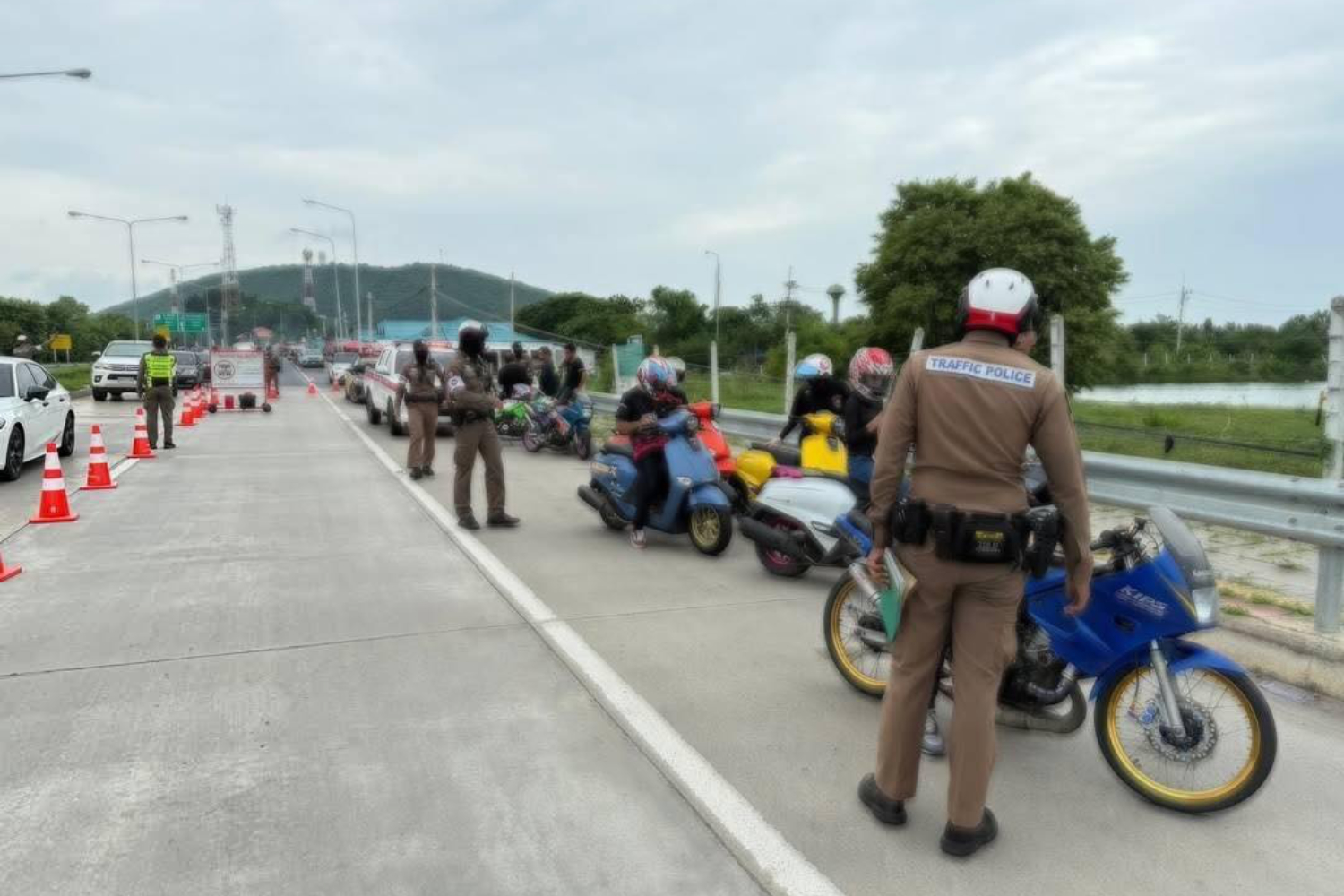 La police de Sattahip intensifie ses opérations contre une bande de motards illégaux lors d'une rassemblement plage.