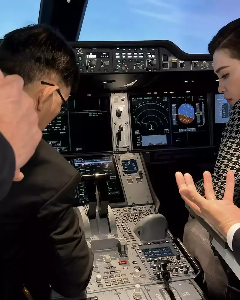 THAÏLANDE – FRANCE : Pilote passionné, Rama X conclut sa visite d’État par une étape chez Airbus