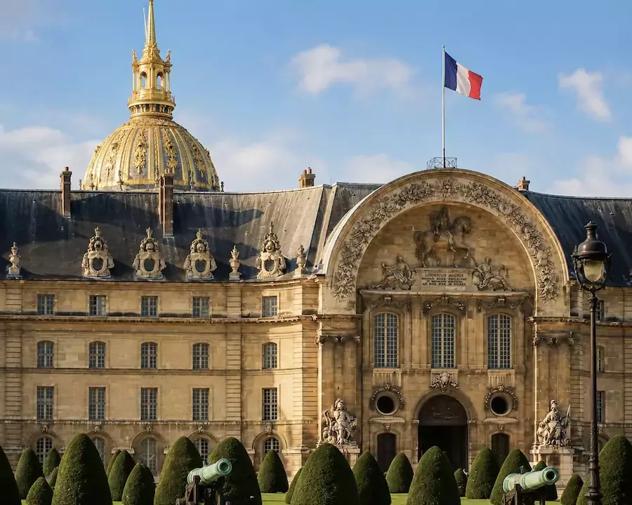 THAÏLANDE – FRANCE : Voici comment Emmanuel Macron va recevoir SM Rama X