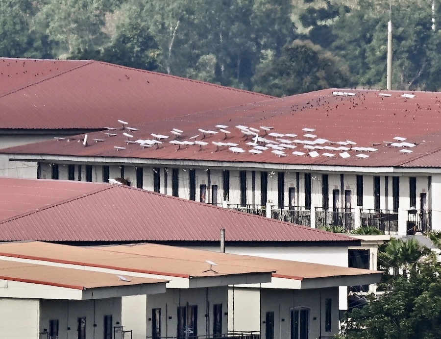 BIRMANIE – CONFLIT : Fuite massive d’employés de centres d’escroquerie en ligne vers la Thaïlande