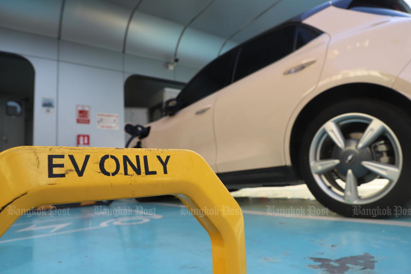 Traduction : Débrancher le connecteur pour les recharges gratuites de voitures électriques par les fonctionnaires