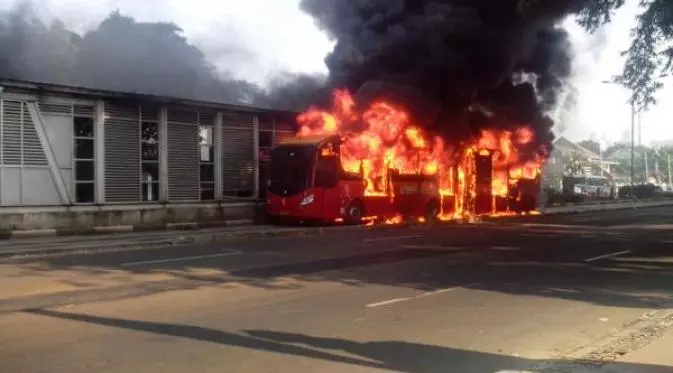 INDONÉSIE – SOCIÉTÉ :  Sept stations de bus incendiées à Jakarta, les transports urbains déraillent