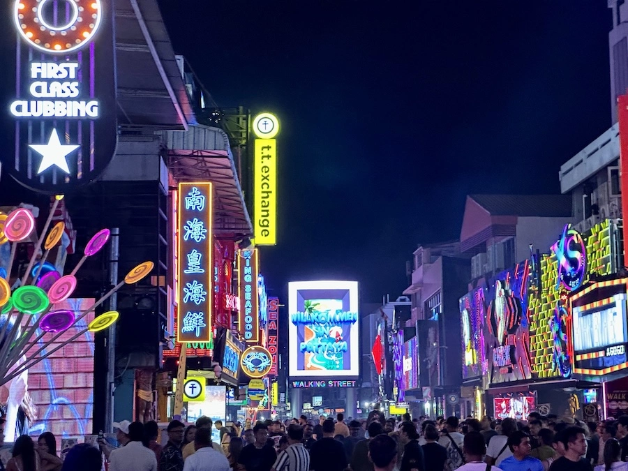 PATTAYA – SOCIÉTÉ : Les marchands ambulants de Walking Street haussent le ton