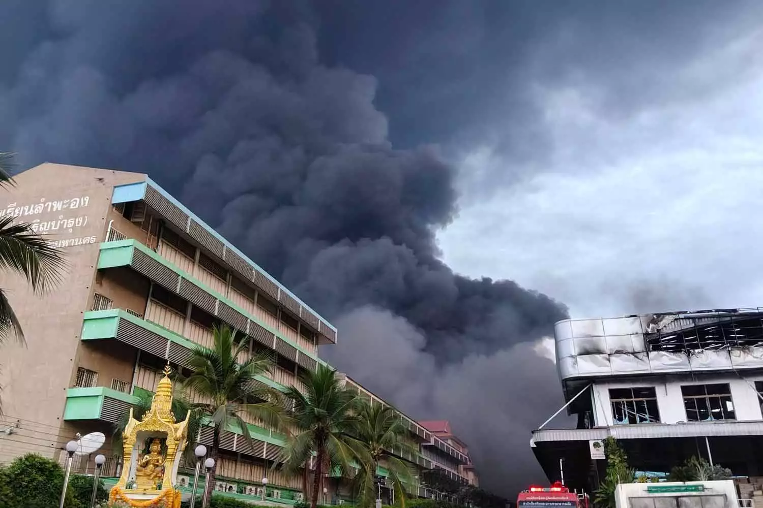 Ordre d'évacuation autour de l'usine de meubles en feu de Bangkok