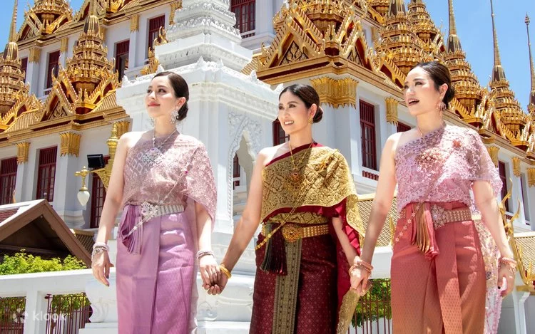 THAÏLANDE – CHRONIQUE : Les chats siamois vous saluent bien…