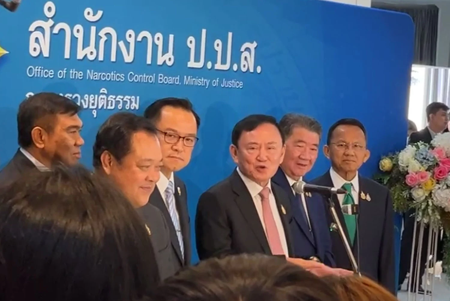 L'apparition de Thaksin met fin aux rumeurs de fuite.