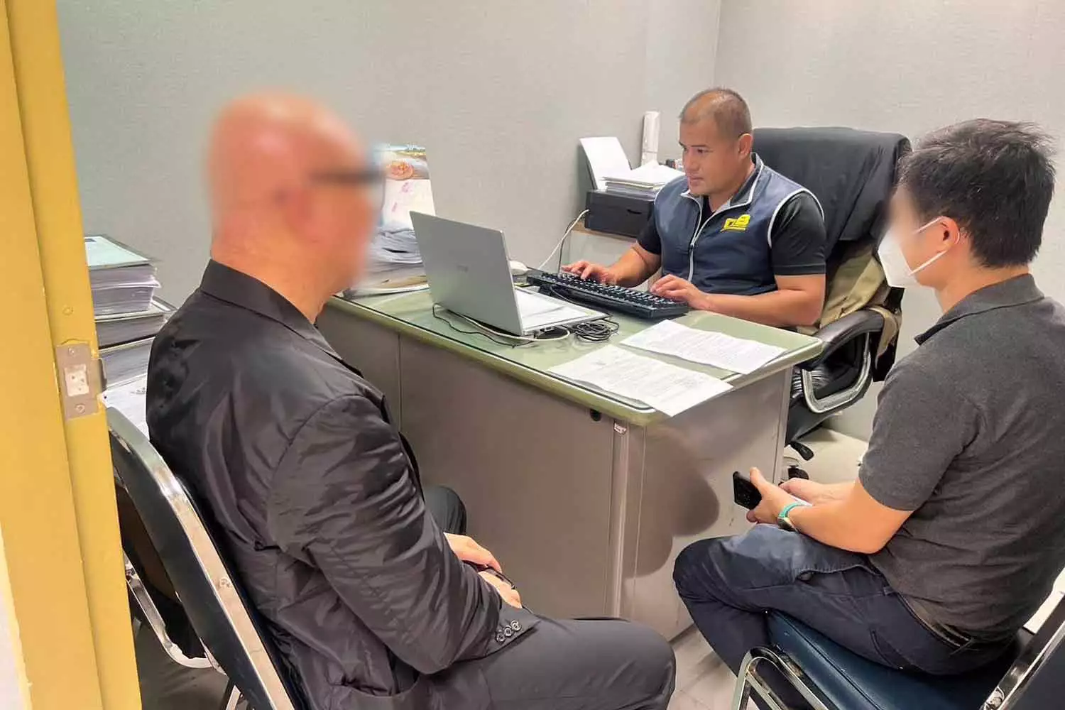Individu singapourien arrêté à l'aéroport pour fraude fiscale de 5 millions de bahts.