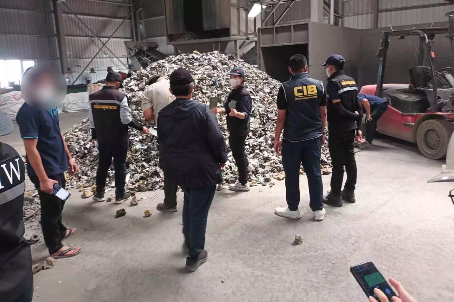 La police met fin à un site illégal d'e-déchets à Chon Buri et arrête des travailleurs sans papiers.