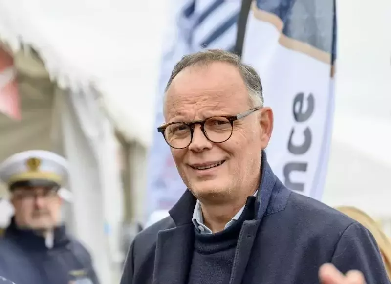 FRANCE – POLITIQUE : Vue d’ailleurs, le premier veut l’Élysée, le second voulait Loana