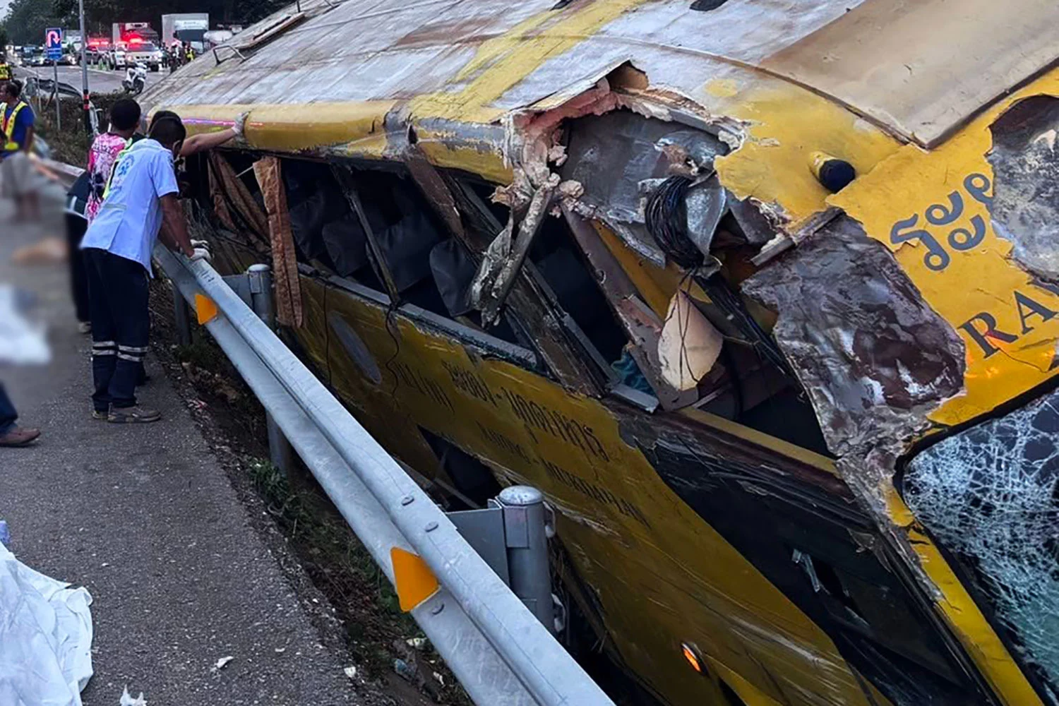 2 tués, 13 blessés lorsque le conducteur de bus s'endort.