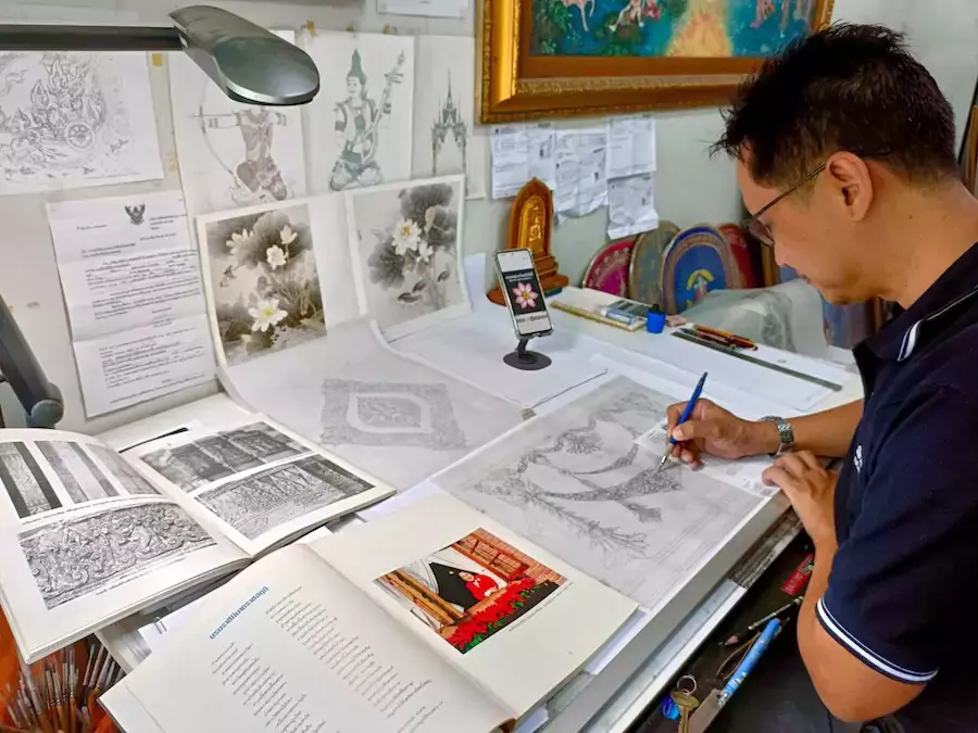 THAÏLANDE – MONARCHIE : Dans les ateliers des artisans qui préparent les funérailles royales de la reine Sirikit