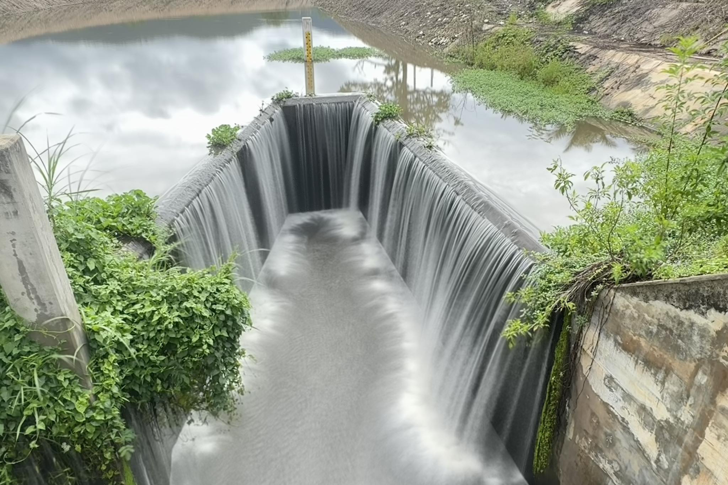 Les touristes se pressent devant le rideau d'eau de Pang Sawan pendant le week-end prolongé.