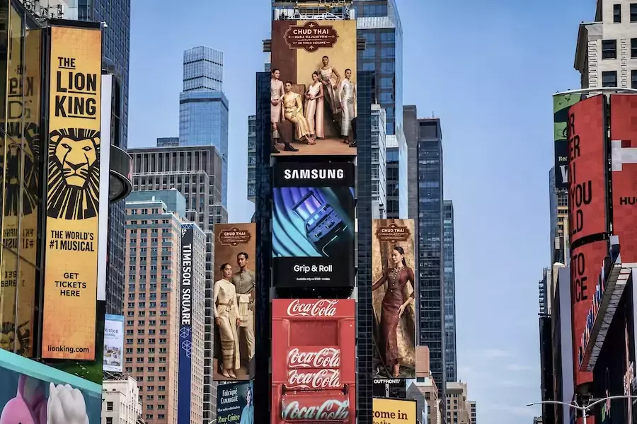 THAÏLANDE – NEW YORK : Le costume royal thaïlandais s’offre les écrans de Times Square