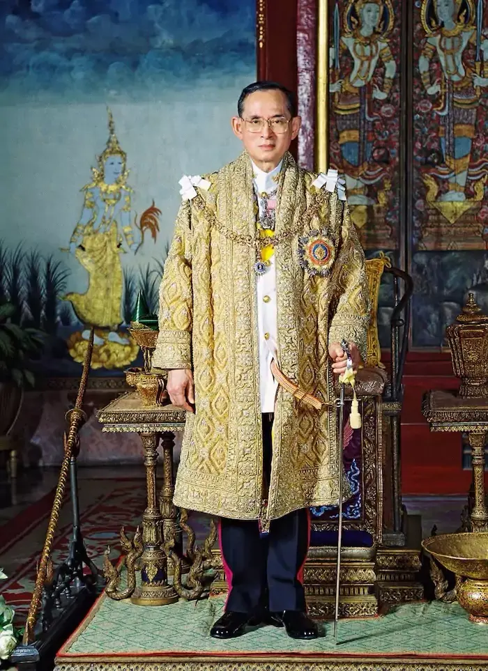 THAÏLANDE – MONARCHIE : Dix ans après sa disparition, hommage au roi Bhumibol