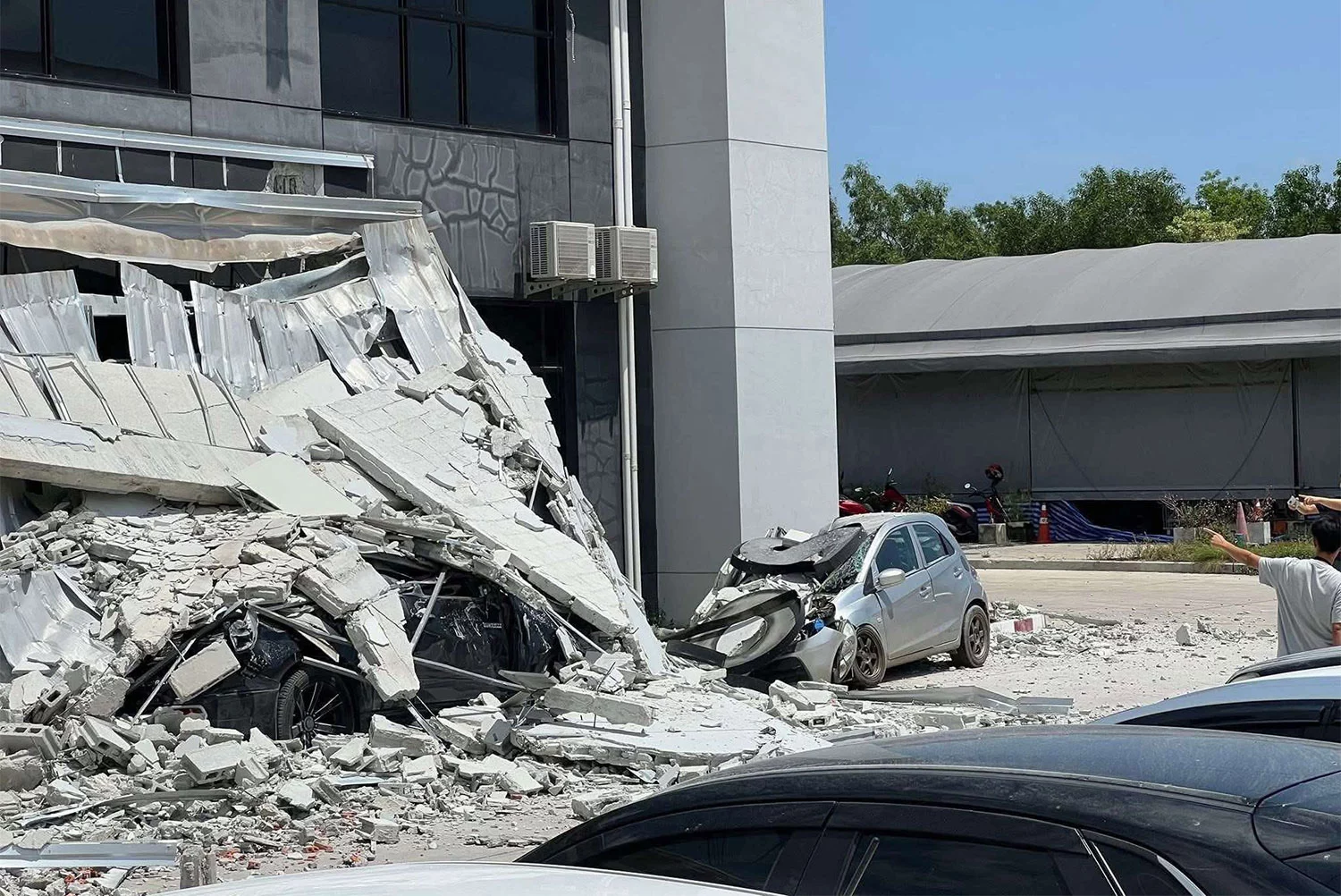 Effondrement d'un bâtiment d'usine dans le district de Bang Phli, Chon Buri, blessant une femme.