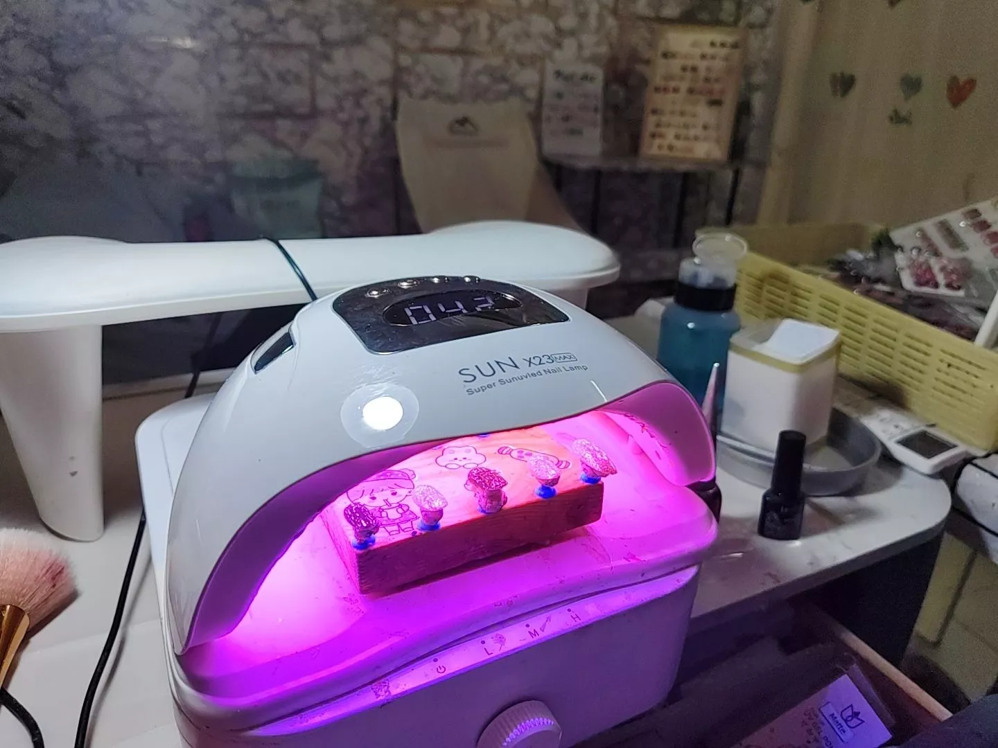 Salon d'artiste choqué par la demande de peindre les ongles d'un client décédé