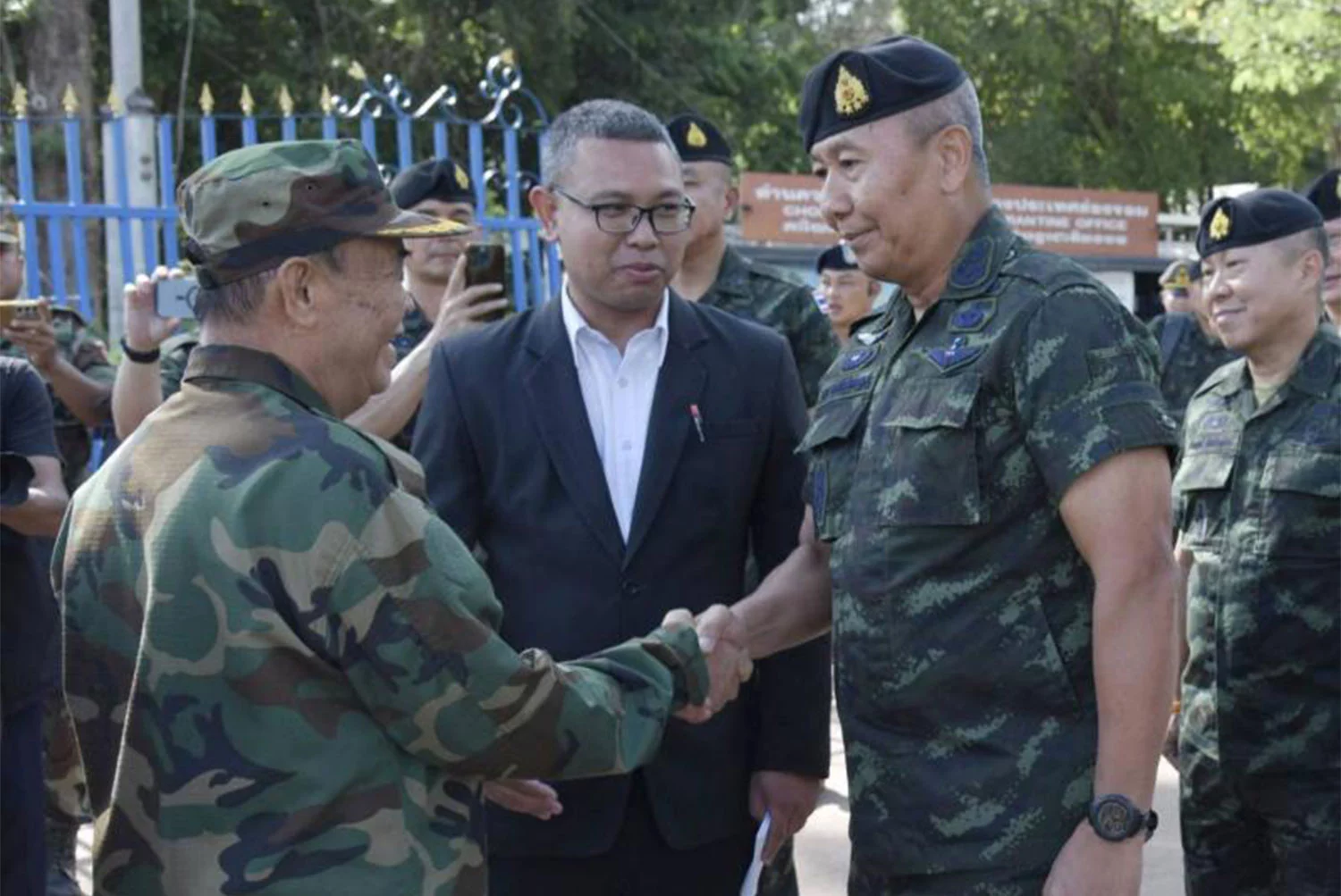 Les chefs militaires tentent de résoudre le différend frontalier entre la Thaïlande et le Cambodge.