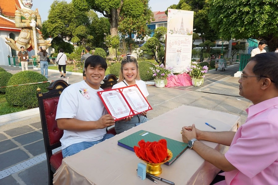 THAÏLANDE – SOCIÉTÉ : Plus de 3 000 couples se sont mariés à Bangkok le jour de la Saint-Valentin