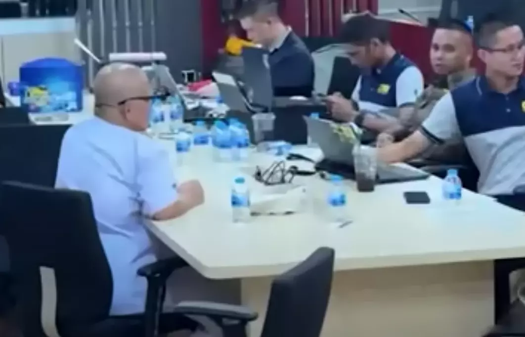 Abbé déchu se rend, démis de ses fonctions.