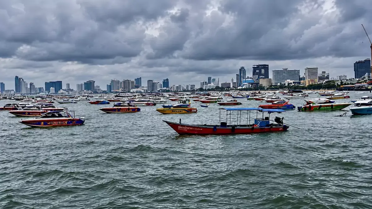 PATTAYA – MÉTÉO : Six bateaux coulent sous l’effet de la forte houle, la vigilance maintenue