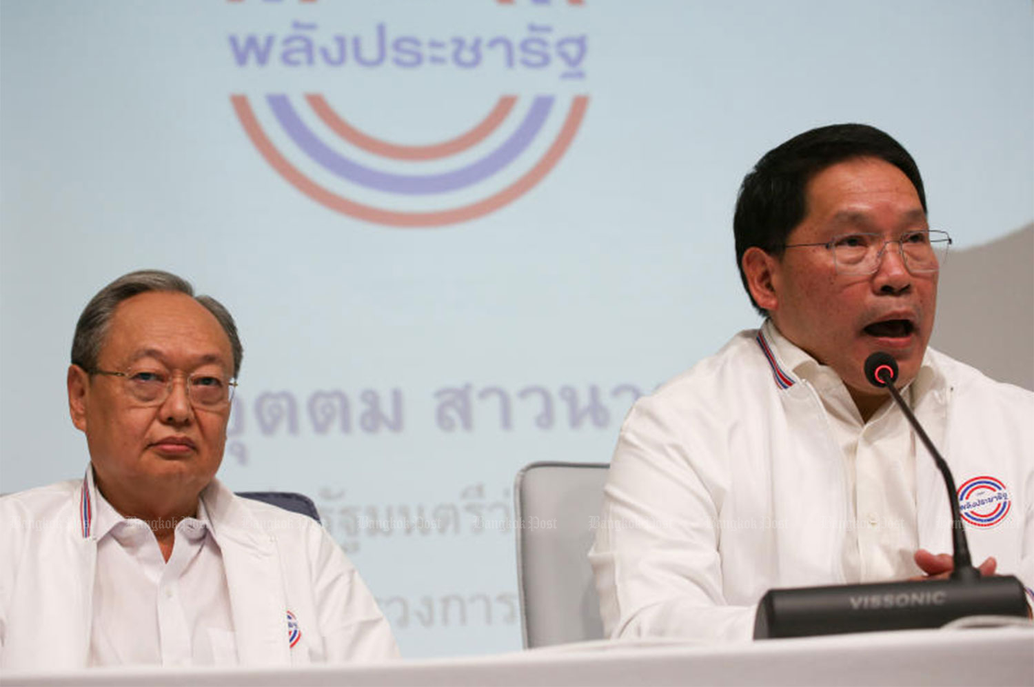 Deux vice-présidents quittent le parti Palang Pracharath.