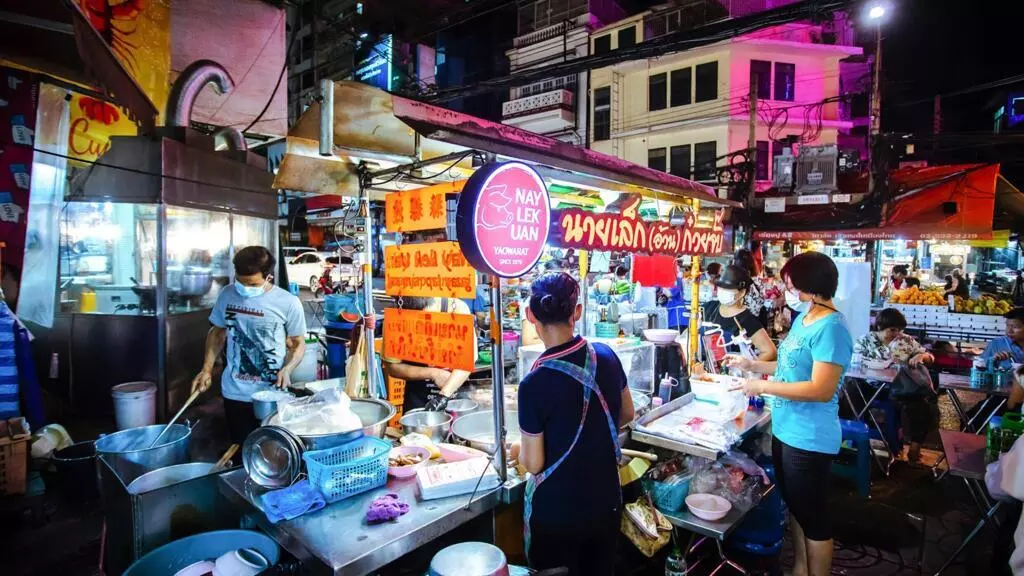 Thaïlande: à Bangkok, la street-food est poussée hors des trottoirs