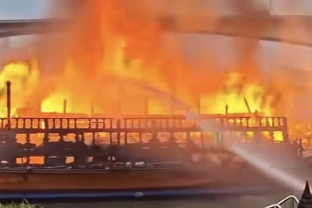 Dommages causés par un incendie à deux bateaux dans un hôtel de Bangkok