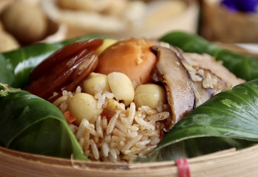 THAÏLANDE – CHRONIQUE : Khao hor bai bua, le riz enveloppé de feuille de lotus