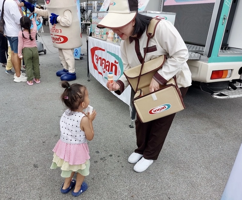 THAÏLANDE – SECRETS : Le Yakult, ce lait fermenté servi avec le sourire