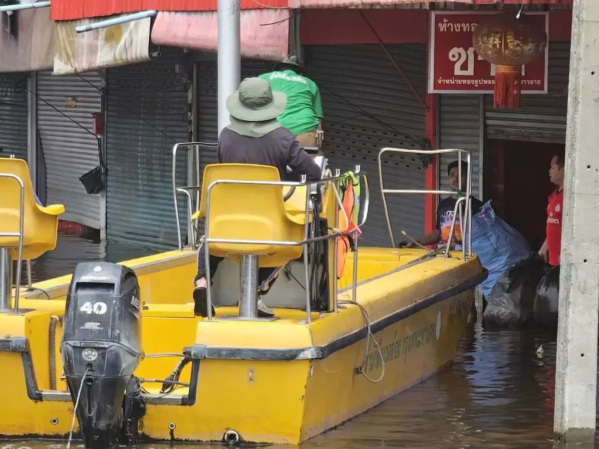 BANGKOK – INONDATIONS : Quand les ordures aussi doivent être évacuées par bateau