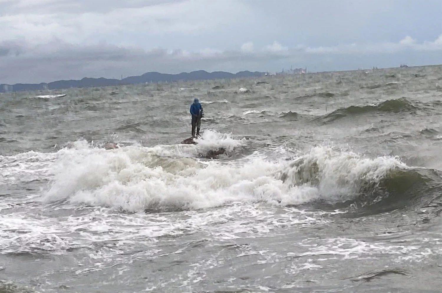 Pêcheur échoué sauvé dans les vagues agitées près de Bang Saen