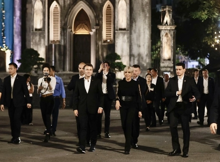 VIETNAM – FRANCE : Après l’affaire de la pseudo gifle, les époux Macron déambulent dans Hanoï